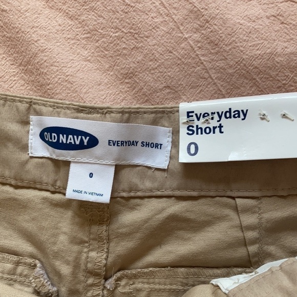 Old Navy khaki 5in everyday short - Picture 2 of 2